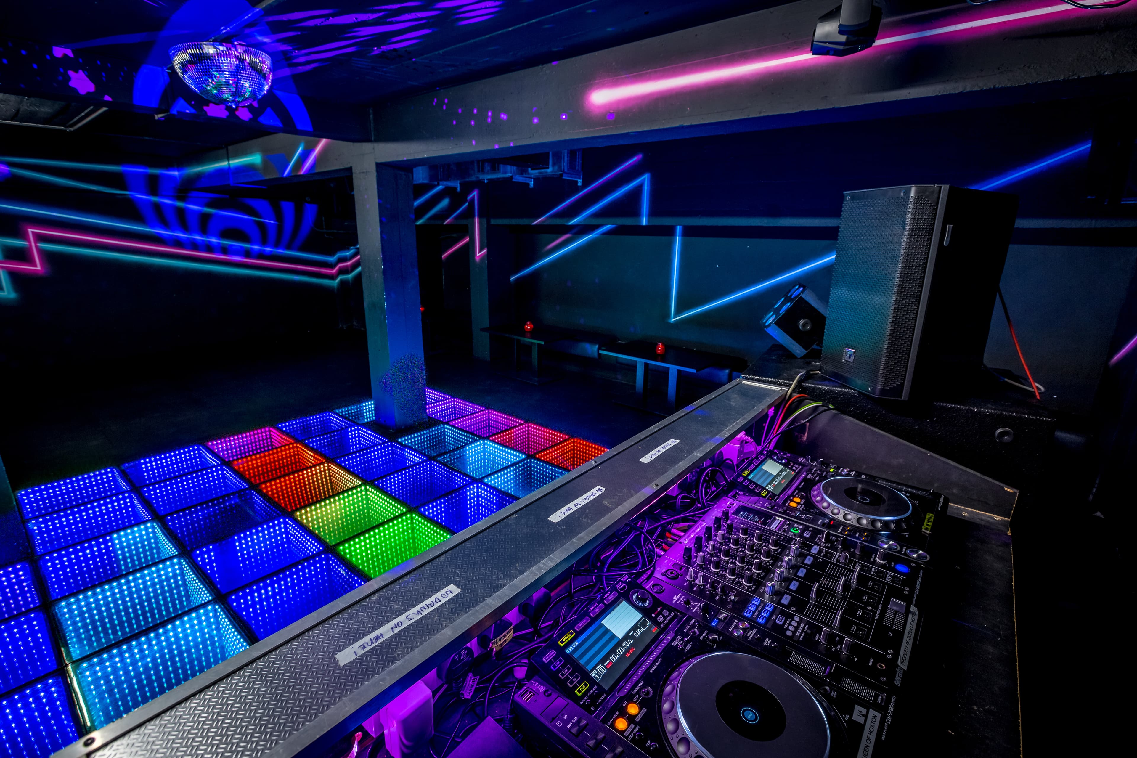 Room 2, Queen Of Hoxton photo #2