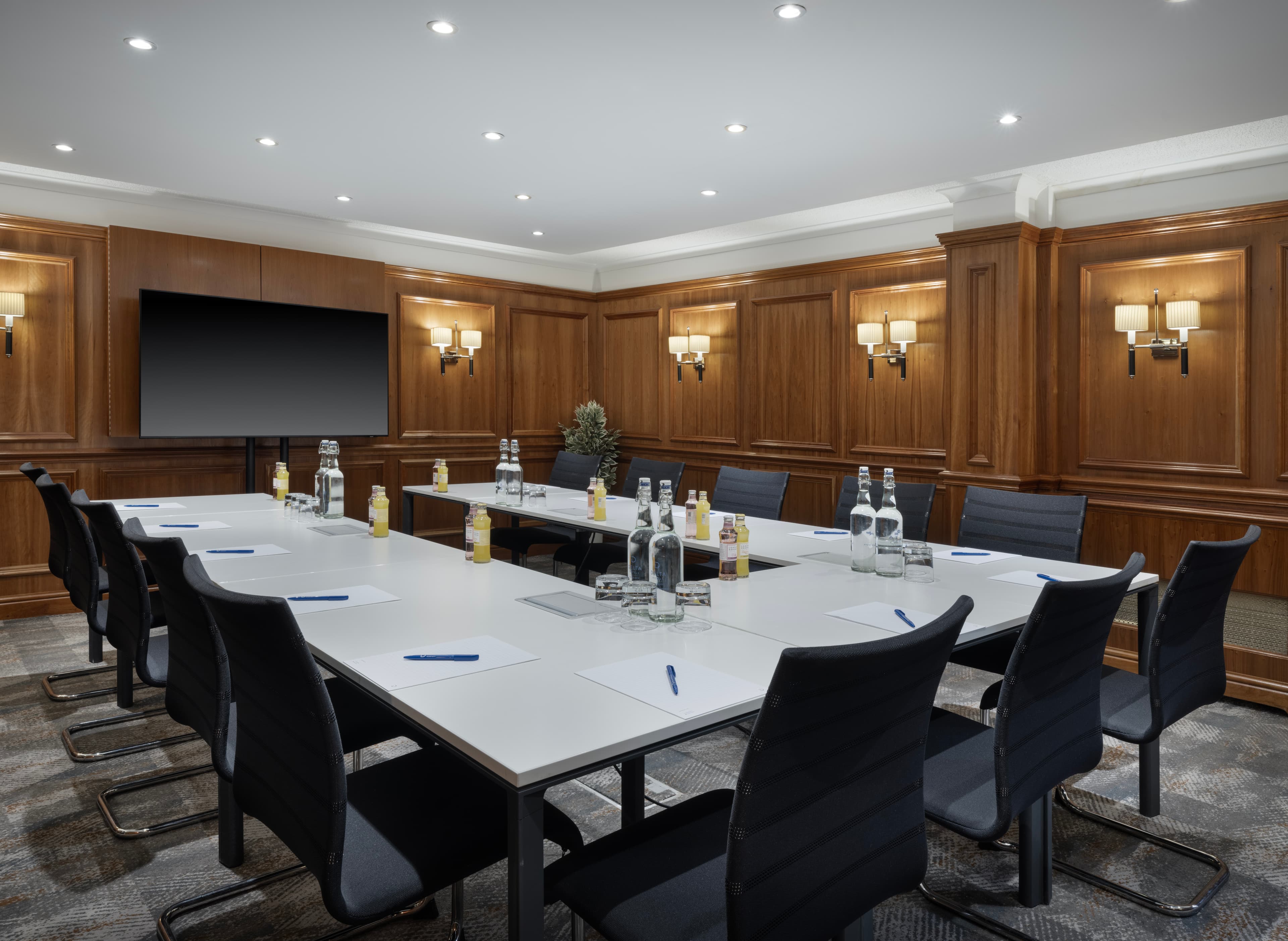 Datchet Suite, Delta Hotels By Marriott Heathrow Windsor photo #2