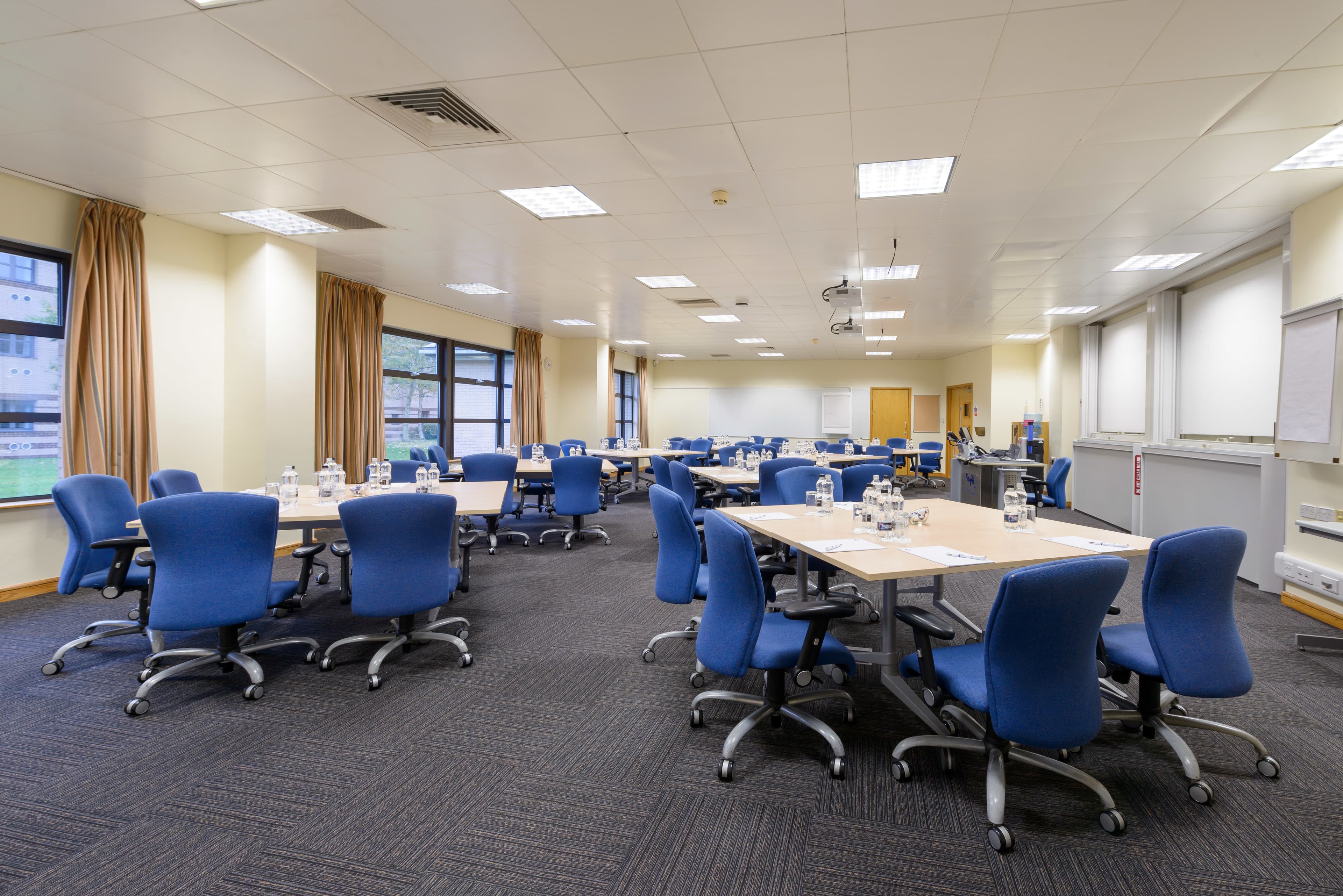 LR 17, Venue Cranfield photo #1