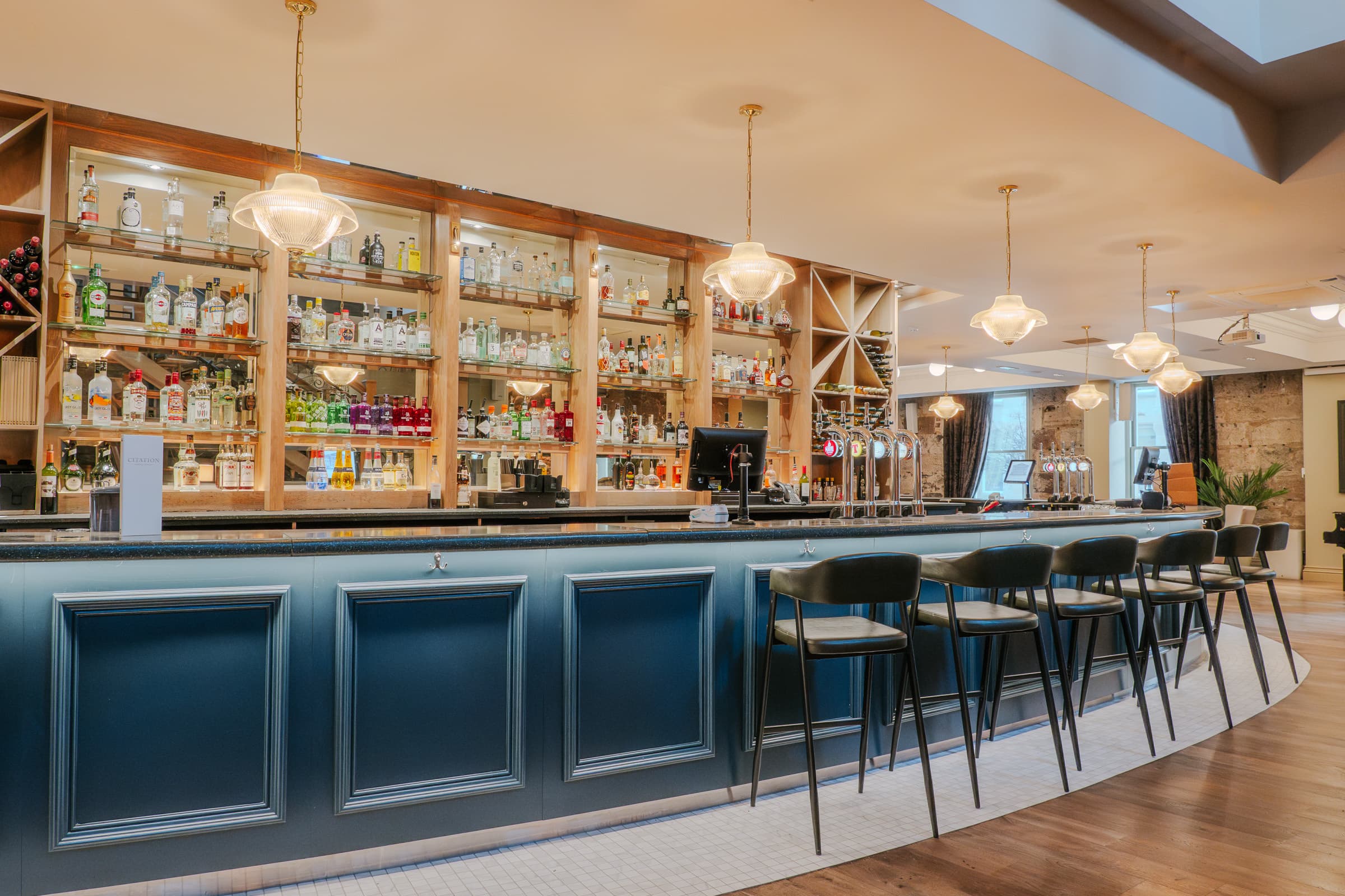 Taverne Bar, Citation photo #6