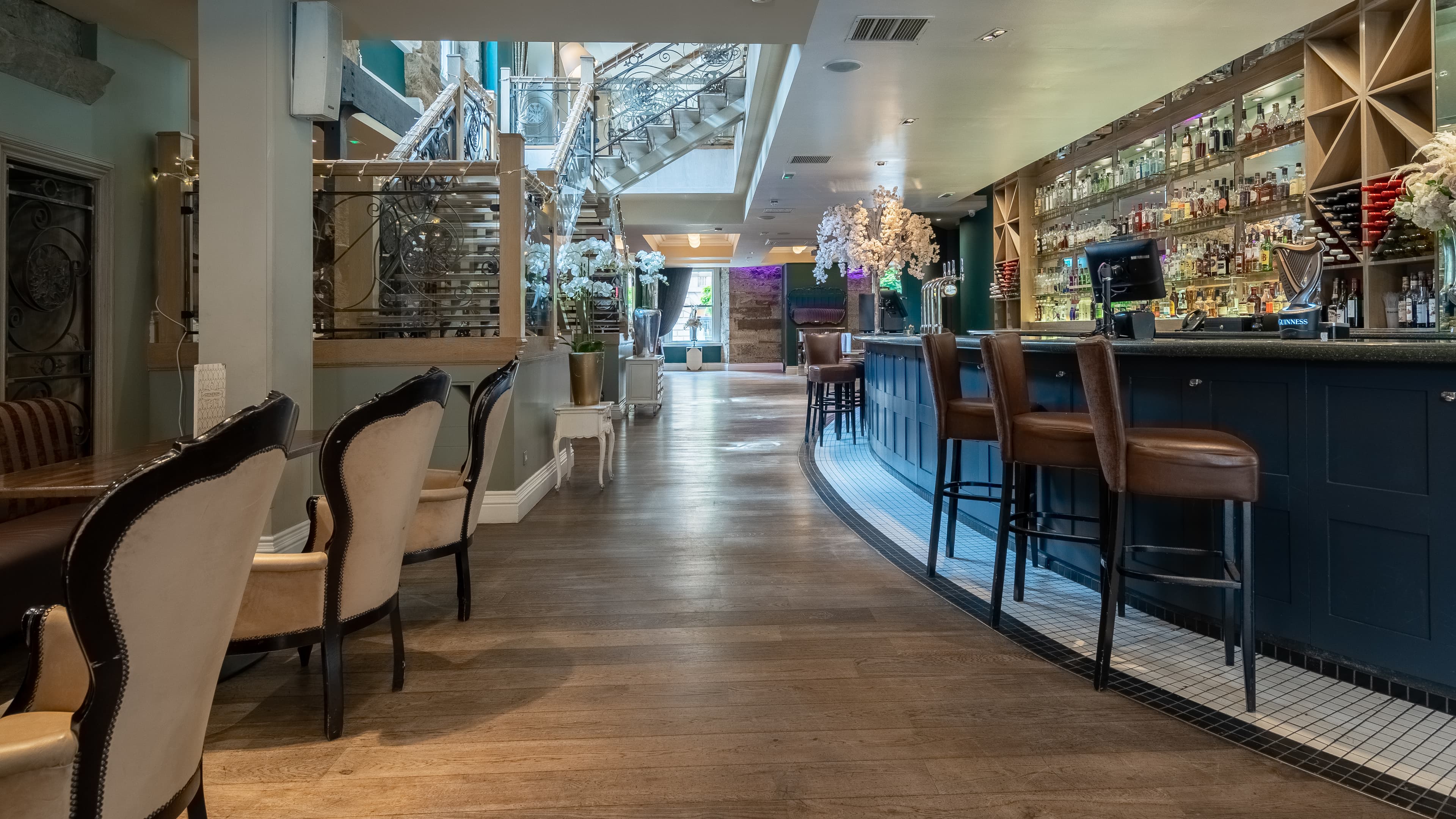 Taverne Bar, Citation photo #2