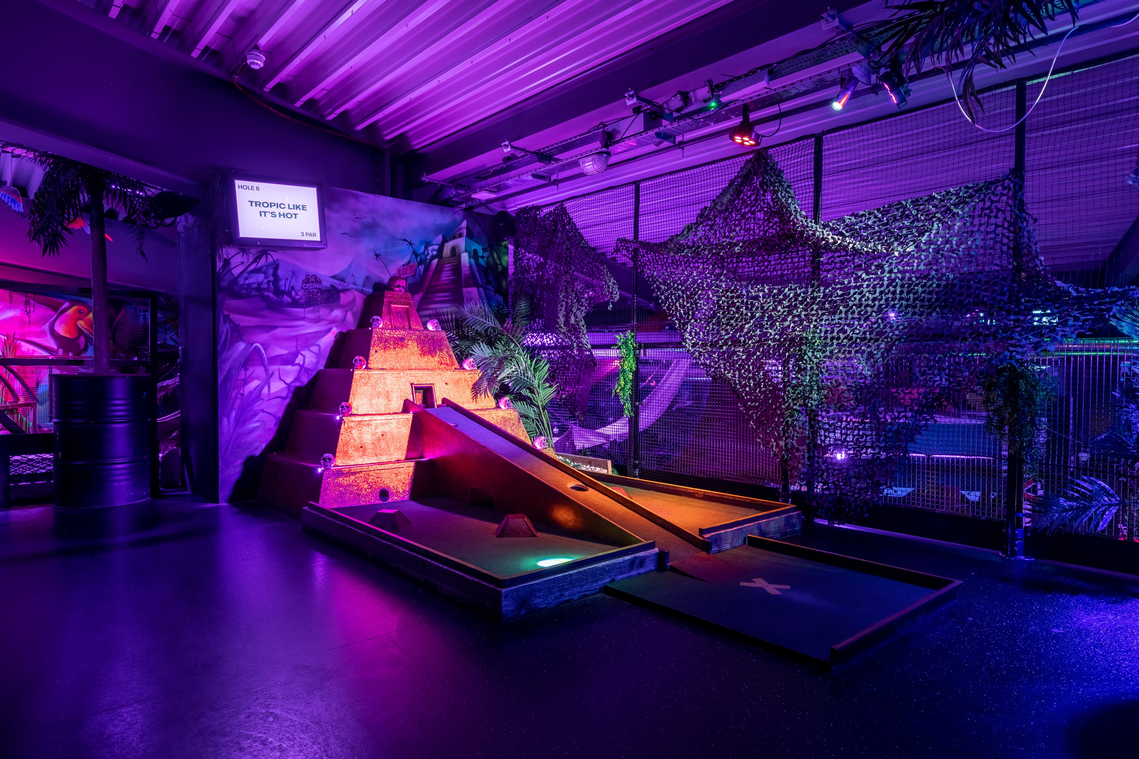 Exclusive Bar Pablo Course, Junkyard Golf Manchester photo #2