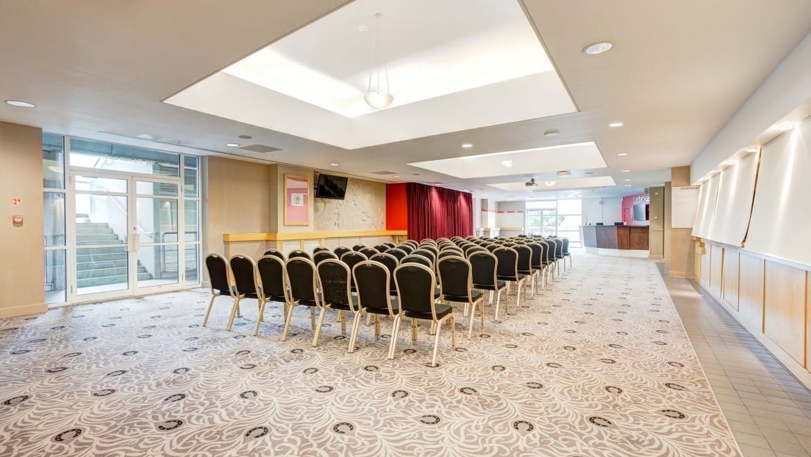Photo of Cheltenham Racecourse, Crest & Sovereign